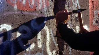 Chipping_off_a_piece_of_the_Berlin_Wall