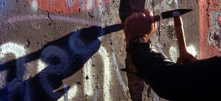 Chipping_off_a_piece_of_the_Berlin_Wall