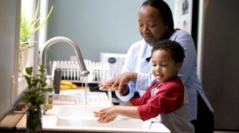 child-is-taught-to-wash-hands-at-kitchen-sink-725x483